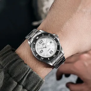 Gros plan d'une montre à quartz pour homme avec bracelet en acier argenté au poignet