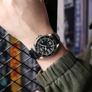Montre business pour homme avec bracelet en cuir noir et boîtier en métal argenté lumineux