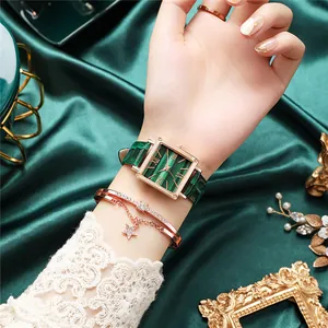 Montre carrée or rose élégante avec cadran malachite verte et bracelet étoile assorti