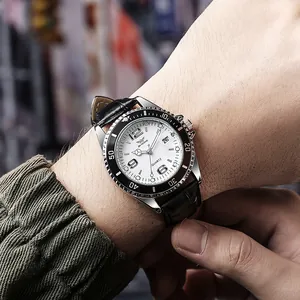 Montre à quartz pour hommes avec cadran blanc, dateur et bracelet en cuir noir