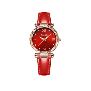 Montre élégante pour femme avec bracelet cuir rouge et lunette géométrique or rose sur blanc