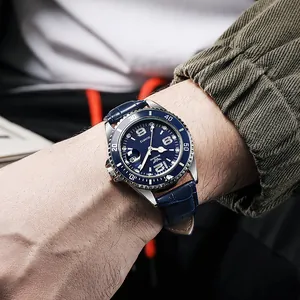 Gros plan d'une montre à quartz bleue avec bracelet en cuir porté dans un cadre décontracté