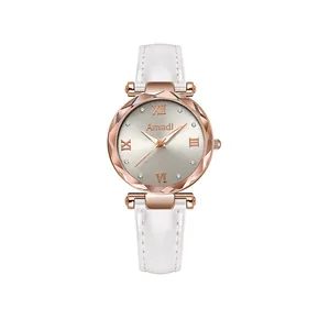 Détail de la lunette facettée en or rose et du bracelet en cuir blanc orné de strass