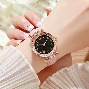 Damenarmbanduhr in Roségold mit Strass-Blütenlünette und rosa Lederarmband am Handgelenk