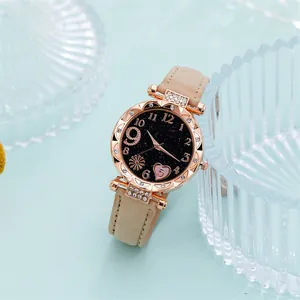 Elegant dameshorloge in roségoud met beige lederen band en kristallen randje