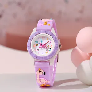 Detailansicht der lila Kinderuhr mit Flamingo-Motiv und Zeigern in Schleifenform