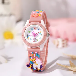 Makro-Detail der Kinderquarzuhr mit rosa Silikonarmband und 3D-Einhorn-Verzierungen