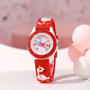 Detail einer Kinder-Quarzuhr mit pinkem Flamingo und rotem Silikonarmband