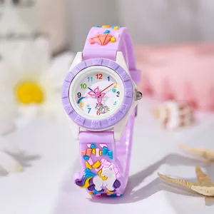 Kinderuhr aus lila Silikon mit 3D-Einhorn und Regenbogenmotiven sowie Schmetterlings-Sekundenzeiger