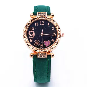 Detail van horloge met sterrenhemel wijzerplaat en groene lederen horlogeband
