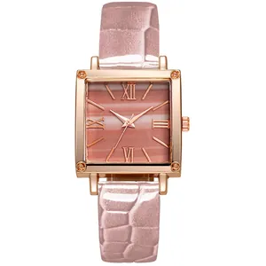 Détail de la montre carrée or rose avec cadran en marbre rose et chiffres romains
