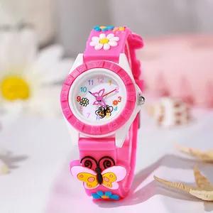 Detailansicht des rosa Silikonarmbands für Kinder mit 3D Schmetterlings und Gänseblümchen