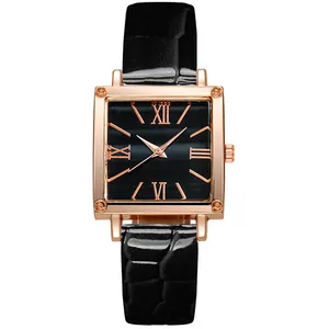 Vue détaillée du boîtier carré en or rose avec cadran romain et bracelet en cuir noir