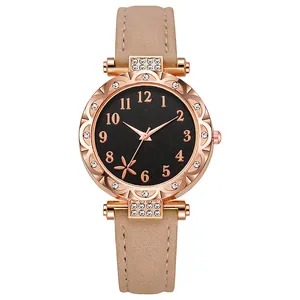 Detailansicht der Roségold-Lünette mit funkelnden Strasssteinen auf der Lederuhr