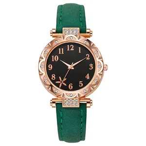 Details von roségoldenem Gehäuse mit Kristall-Lünette und grünem Lederarmband der Uhr