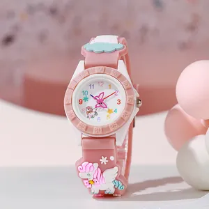 Detail einer rosa Kinderuhr mit 3D-Einhorn-Armband und schmetterlingsförmigen Zeigern