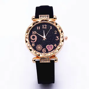 Detailopname van roségouden kwartshorloge met strass-bezel en paars hart op zwarte wijzerplaat