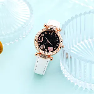 Macro-opname van een quartzhorloge met sterrenhemel hart wijzerplaat en kristallen bezel