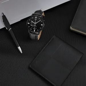 Détail d'un coffret cadeau homme avec montre noire et portefeuille en cuir à texture fine