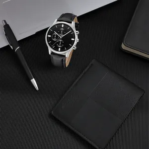 Vue détaillée du coffret luxe homme avec montre chronographe noire et portefeuille en cuir