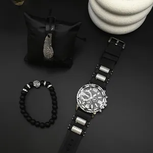 Dettaglio set orologio uomo con bracciale in pelle piuma e cinturino di perline testa di leone