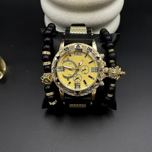 Dettaglio orologio al quarzo dorato di lusso con cinturino in silicone e bracciali con leone