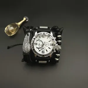 Dettaglio orologio al quarzo da uomo con cinturino in pelle e bracciali con leone