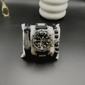 Orologio uomo al quarzo nero con bracciali in pelle coordinati e ciondolo a leone