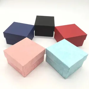 Juego de cajas de regalo cuadradas de papel texturizado en cinco colores con tapa clásica