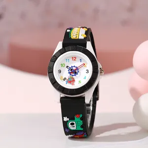 Kinder Quarzuhr mit buntem Zifferblatt und 3D-Auto-Silikonarmband auf rosa Hintergrund
