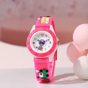 Rosa Quarz-Kinderuhr mit 3D-Auto- und Bus-Relief auf weichem Silikonarmband