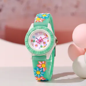 Detailansicht des minzgrünen Silikonarmbands mit 3D-Blumen und Schmetterlingszeigern