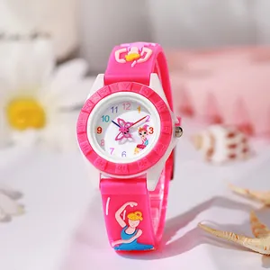 Detailansicht der rosa Kinderuhr mit Schmetterlingssekundenzeiger und Ballett-Armband