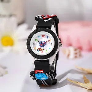 Detailansicht der Kinder-Quarzuhr mit schwarzem Gummiband und 3D-Rennwagen-Dekoren