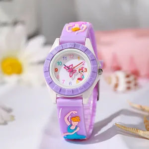 Detailansicht des lila Silikonarmbands mit 3D-Comic-Mädchen und Schmetterlingszeigern