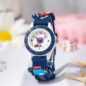 Detail eines blauen Silikon-Kinderuhrbandes mit 3D-Cartoon-Rennwagen und farbigem Zifferblatt