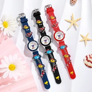 Detailansicht von 3D-Cartoon-Rennuhren mit farbig geprägten Silikonarmbändern