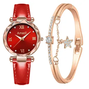 Détail de montre en cuir rouge avec bracelet or rose orné d'un pendentif étoile et strass