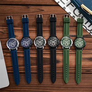 Collection de montres de sport pour hommes avec bracelets en silicone sur bureau en bois