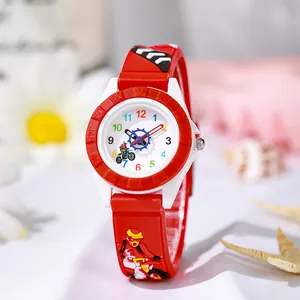 Details einer roten Kinderuhr mit geprägtem Silikonarmband und Rennfahrer-Motiv