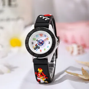 Makroansicht der Kinderuhr mit 3D-Motorrad-Relief auf Gummiband und nummerierter Lünette