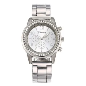 Dettaglio dell'orologio al quarzo argento con lunetta in strass e cinturino a tre maglie