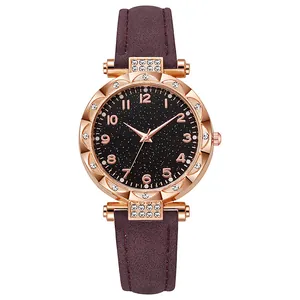 Dettaglio dell'orologio da donna oro rosa con quadrante stellato, strass e cinturino viola