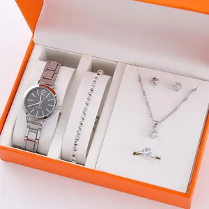 Dettaglio del set orologio e gioielli in argento con strass in confezione regalo arancione
