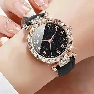 Élégante montre à cadran étoilé or rose avec bracelet en cuir noir et boîtier fleuri