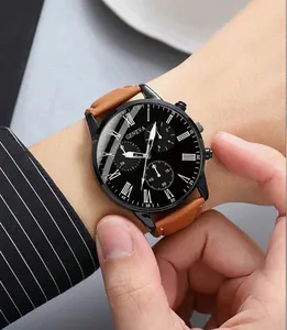 Détails de la montre à quartz Geneva avec cadran noir et bracelet en cuir marron