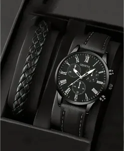 Gros plan sur une montre à quartz noire avec chiffres romains et bracelet en cuir tressé