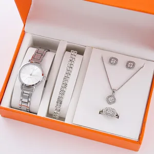 Vista dettagliata del set orologio d'argento con gioielli di cristallo in confezione arancione