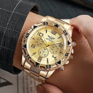 Vista macro dettagliata dell'orologio al quarzo multifunzione dorato con finitura metallica
