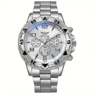 Dettaglio orologio da uomo con vetro blu, cinturino in acciaio inossidabile e triplo quadrante
